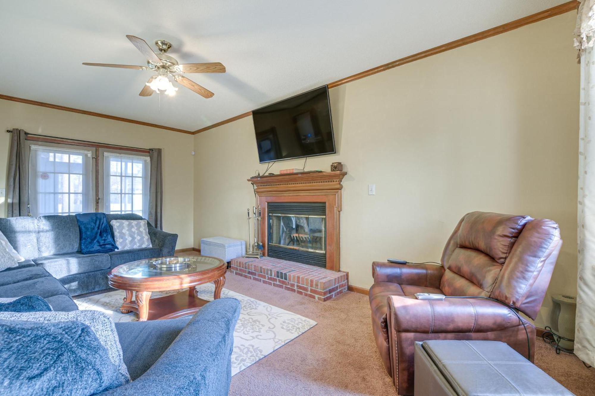 Lovely Fayetteville Home Deck And Fireplace! Exterior photo